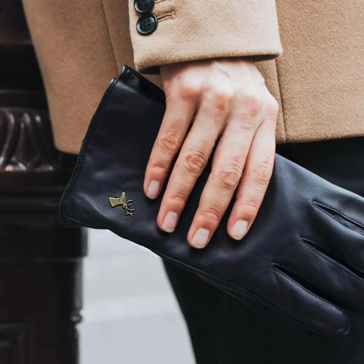 Ivy (black) – sheepskin leather gloves with wool/cashmere lining & touchscreen feature